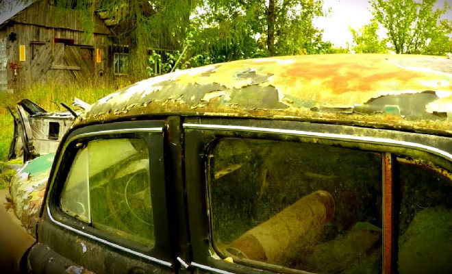 Машины-призраки в заброшенной деревне: случайная находка черного копателя