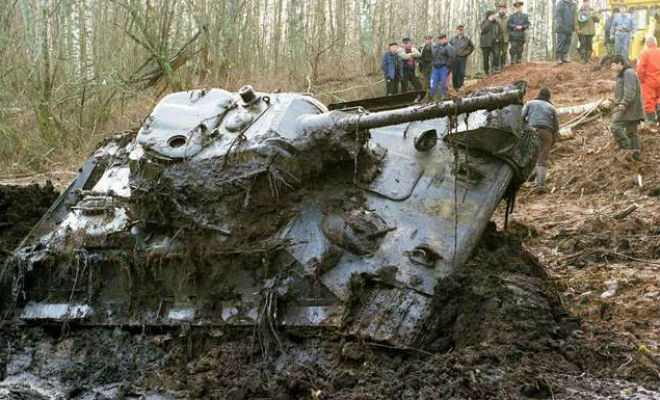 Т-34 из болота: достали и завели