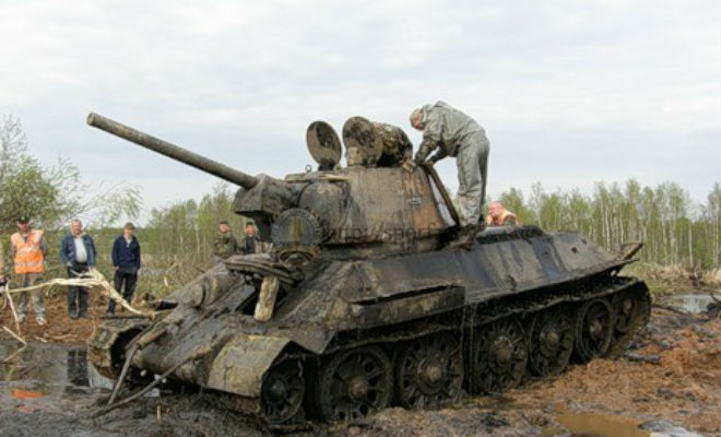 Черные копатели достали танк из болота: Т-34 тянули тягачом