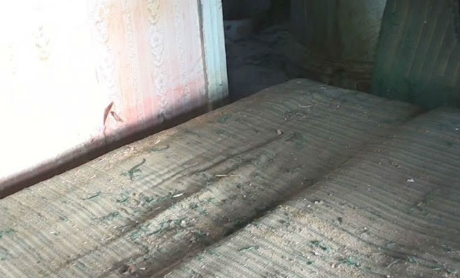 В старом диване спрятали сокровища: везение черных копателей в заброшенном доме