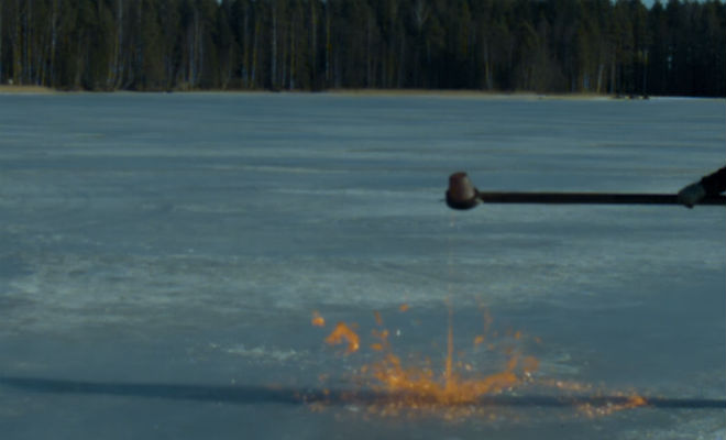 Расплавленный металл против замерзшего озера