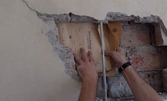 Стена квартиры дала трещину и показала спрятанные архивы Рейха