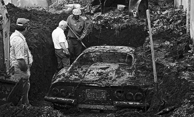 Копнули во дворе и нашли машину: в земле 50 лет назад спрятали раритет