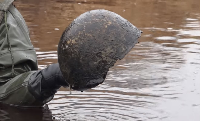 Черные копатели закинули магнит в Железную реку: тащить подводный схрон пришлось вдвоем