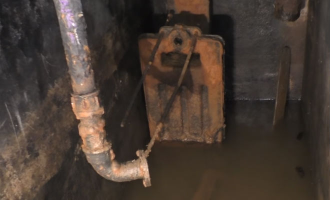 Спустился в заброшенный бункер: в темный зал начала прибывать вода
