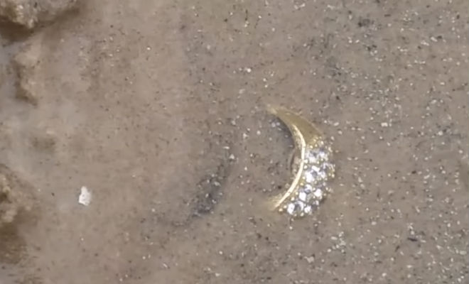 Золотые кольца на пляже: случайная удача копателя
