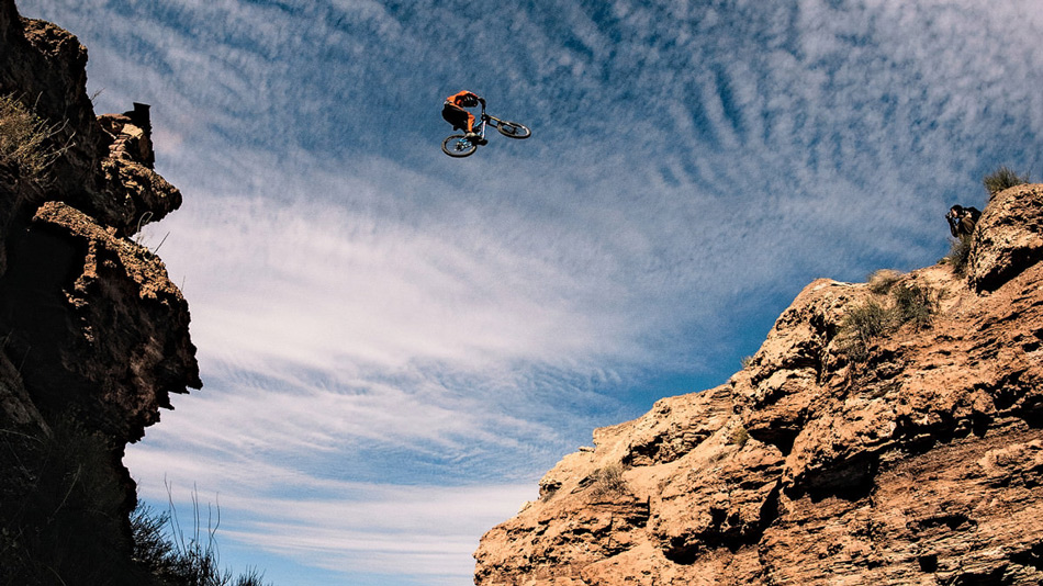 Джуманджи прыжок через каньон. Лучшее фото 2014. Авантюрный картинки. Прыжок с каньона