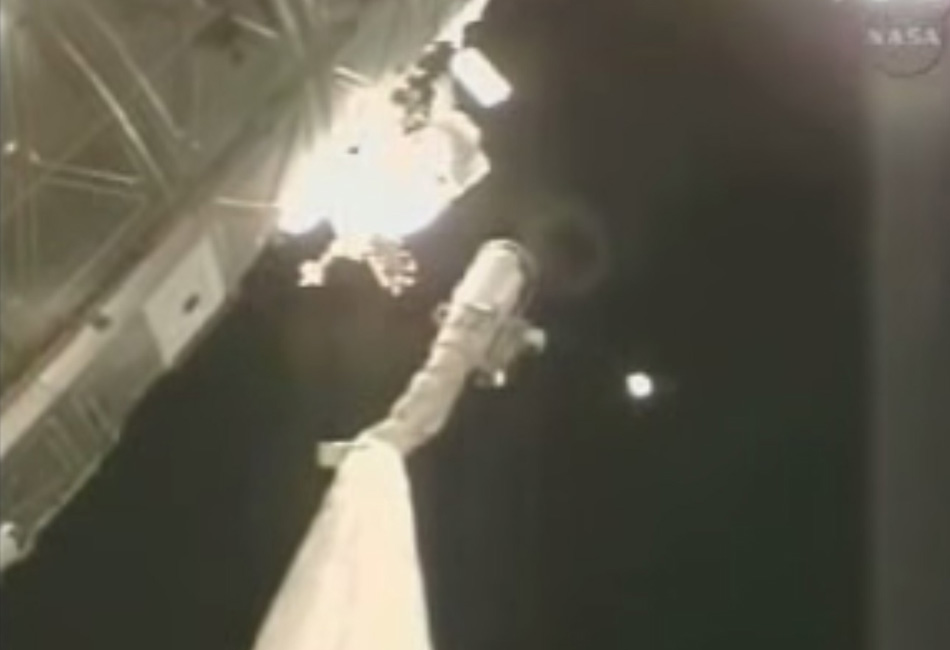 Камера (светлое пятно справа), улетающая от астронавта Суни Уильямса в результате поломки крепежного механизма скафандра, 2007.