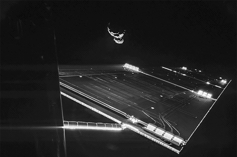 И, наконец, недавний снимок, ознаменовавший завершение одной из самых амбициозных миссий в истории освоения космоса, длившейся 10 лет — сэлфи зонда «Филы» перед посадкой на комету Чурюмова — Герасименко.