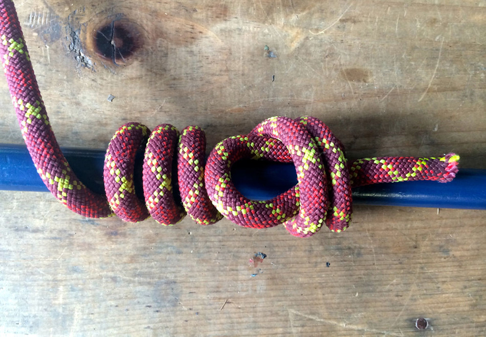 Прусик, один из схватывающих узлов, используется, чтобы обвязать веревку вокруг дерева, например, когда нужно закрепить гамак, веревку для сушки одежды или палатку.