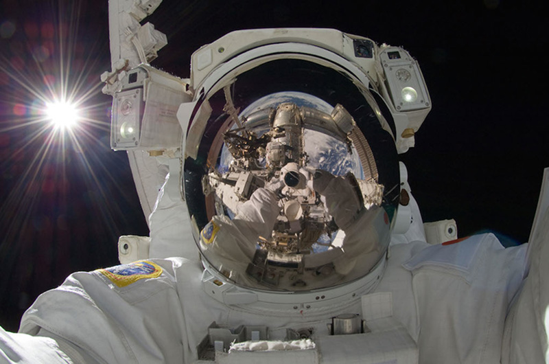 Этот захватывающий кадр японский астронавт Акихико Хосидэ снял 5 сентября 2012 года во время 32-й экспедиции на МКС. Третий раз выйдя в открытый космос, Хосидэ запечатлел не только себя, но и нашу планету в отражении стекла скафандра.