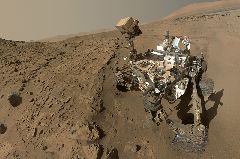 Сэлфи делают не только люди, но даже и роботы. Автопортрет, сделанный марсоходом «Кьюриосити» на поверхности Красной планеты 24 июня 2012 года, не так давно выложило НАСА.