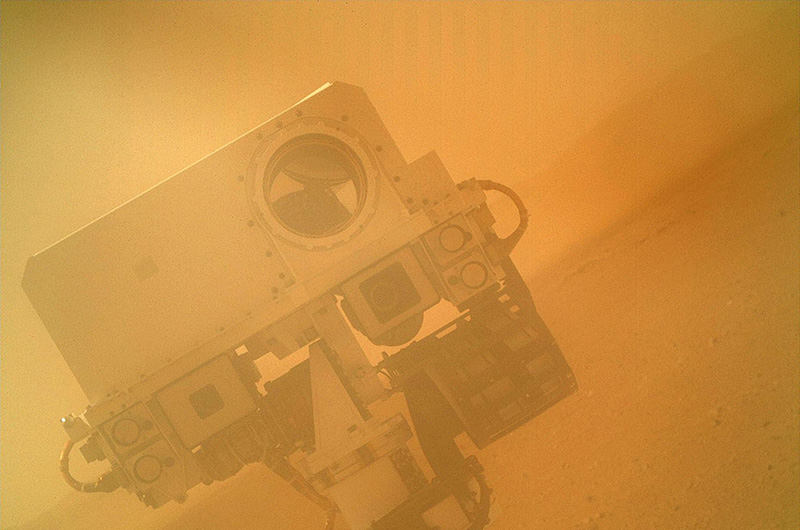 Впрочем, у «Кьюриосити» не всегда получались удачные снимки. Это его первая попытка сэлфи, сделанная во время настройки камеры в марсианских пустынях.