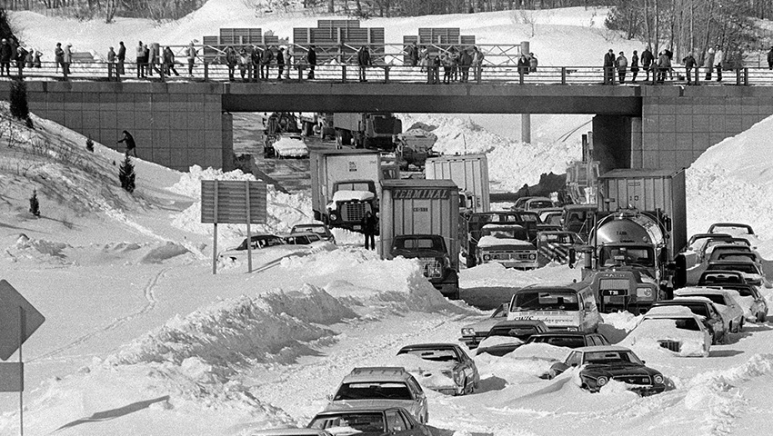Бостон, США 1978 — 69 сантиметров снега
Бостонский снежный шторм начался в самое неподходящее время — в полдень, когда большинство людей уже были на работе или на учебе. Многие оказались заперты в своих машинах. Более того, он случился во время большого прилива, внеся свой вклад в самое суровое наводнение на этой территории. Количество выпавшего снега было рекордным для Бостона — почти 10 сантиметров прибавлялось каждый час. В результате в штатах Массачусетс и Род-Айленд погибло более 100 человек.