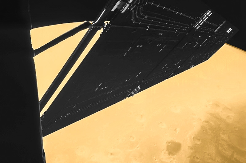 Этот снимок на фоне пылающего Марса сделан 23 февраля 2007 года устройством CIVA, установленном на спускаемом аппарате «Филы», недавно совершившем посадку на комету Чурюмова — Герасименко. В момент сэлфи аппарат был всего в тысяче километров от поверхности Марса.