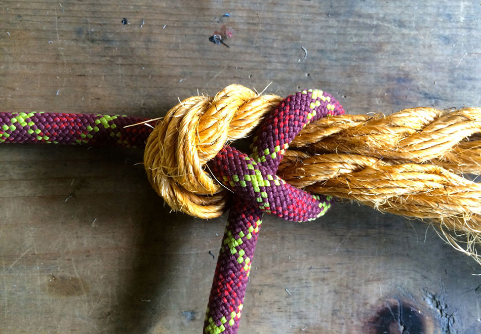 Шкотовый узел полезен, когда нужно связать два куска веревки разных размеров.