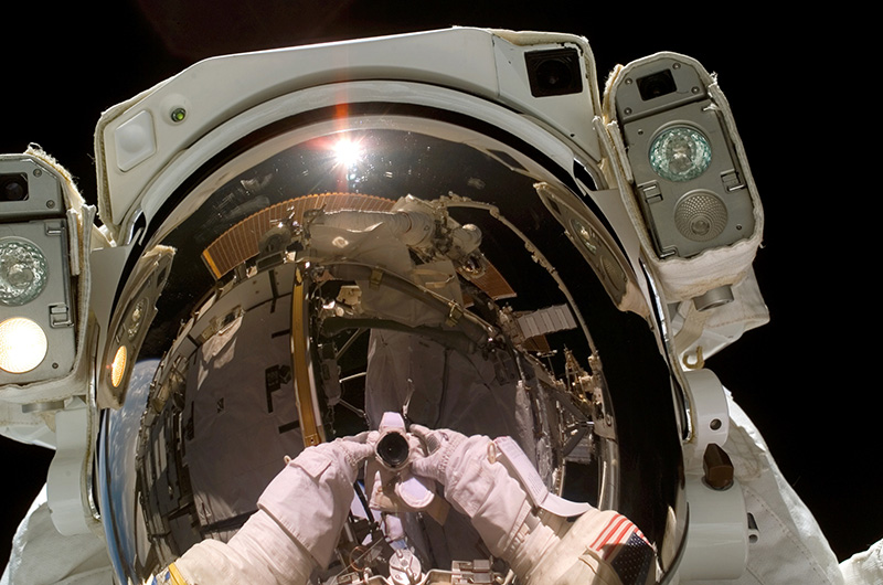 12 сентября 2006 года астронавт Хайдемари Марта Стефанишин-Пайпер сняла себя в открытом космосе во время миссии  STS-115 — второй после более чем трехлетнего перерыва, вызванного катастрофой шаттла «Колумбия», миссии по дальнейшему строительству МКС. 