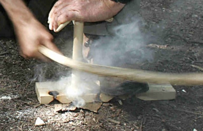 Огонь 
Короткая, острая палка, не слишком трухлявый кусок дерева, гибкая палка длиной около 20-30 см. и липкая лента обеспечат вас огнем. Скотч используйте как тетиву, закрепив его на гибкой палке. Обмотайте тетиву вокруг прямой, острой палки, которая будет выполнять функцию сверла. В середине куска дерева сделайте небольшое отверстие и разложите рядом с ним немного трута. Установите «сверло» в отверстие и, придерживая палку сверху, начинайте энергично двигать лук назад и вперед. Не останавливайтесь, пока не появится дымящийся уголек. Когда он образуется, слегка подуйте на него, чтобы пламя разгорелось.