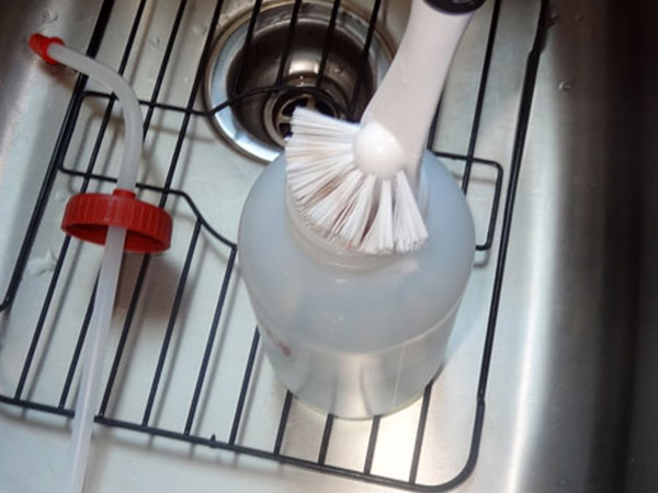 Емкости для воды и еды
Любимые термосы и пластиковые контейнеры из-за постоянного использования со временем начинают неприятно пахнуть, и простое мытье посуды от этого не может вывести этот запах. А что работает отлично, так это зубная паста, которой нужно тщательно почистить емкости перед тем, как вы их помоете или положите в посудомоечную машину. Этот способ хорошо работает и для детских бутылочек.