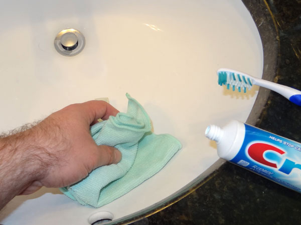 Сливное отверстие
Уверены, у каждого из вас небольшое количество зубной пасты периодически падает прямо на сливное отверстие в раковине. Не стоит просто так смывать эту массу, разотрите его полотенцем или тряпкой и слив станет не только чистым, но и избавится от неприятных запахов.
