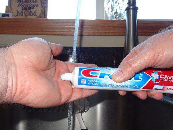 Сильно пахнущие руки
Этот трюк известен профессиональным поварам. Обычное мыло не сможет устранить сильный запах рыбы, лука или другой сильно пахнущей еды, а зубная паста сможет. Помойте руки с зубной пастой так же, как вы бы сделали это с мылом.