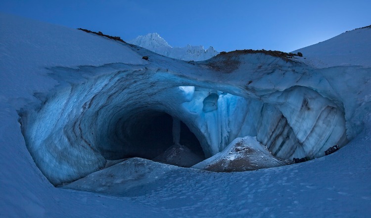 Прощальный взгляд
Сделанная в январе 2015 года, эта фотография служит последним видом на вход в Чистую выдумку. И, кстати говоря, вход значительно расширился за эти годы. «Тот, кто придумал фразу «движется со скоростью ледника» точно не видел ледник Сэнди» - шутит Макгрегор.  