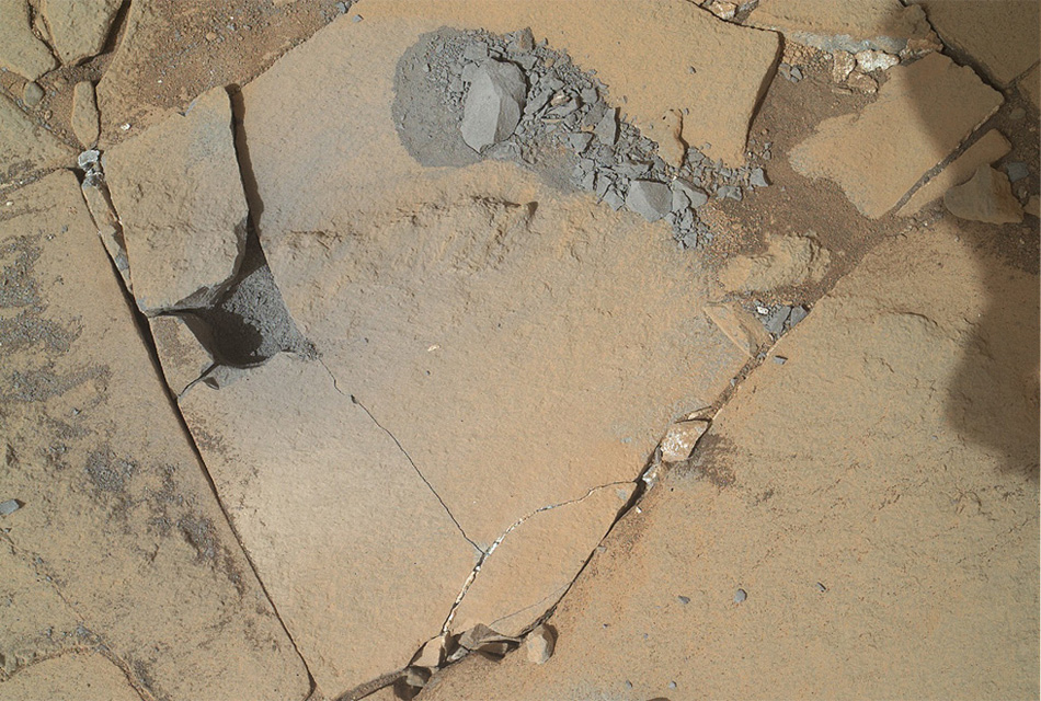 Снимок с марсохода Curiosity, сделанный после первого испытания сверла для бурения.