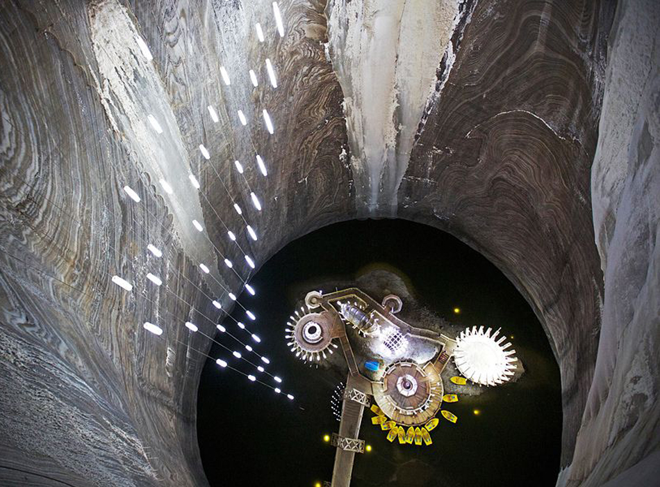 Одна только прогулка по тоннелям Салина Турда представляет собой экстремальное развлечение. Фантастический ландшафт подземелья и удивительный воздух, напитанный солью привлекает сюда не только любителей зрелищ, но и тех, кто стремится поправить свое здоровье.
 