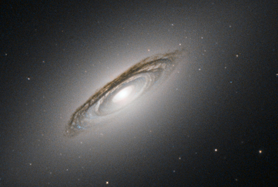 Яркое свечение ступенчатой ​​галактики NGC 6861, расположенной от Земли на расстоянии 131 миллиона световых лет.