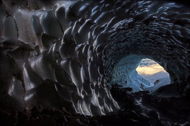 Изменения ледника неотвратимы
Здесь запечатлен исследователь Джон Уоллер, стоящий у входа в пещеру Снежного дракона. В создании зубчатого льда на стенках участвуют потоки теплого воздуха, гуляющего по гроту. По мнению Макгрегора, 2014 год был годом, когда ледник менялся просто стремительно. Снежного дракона тогда полностью выпотрошило. Это одна из последних фотографий, на которой пещера находится еще в нормальном состоянии. 