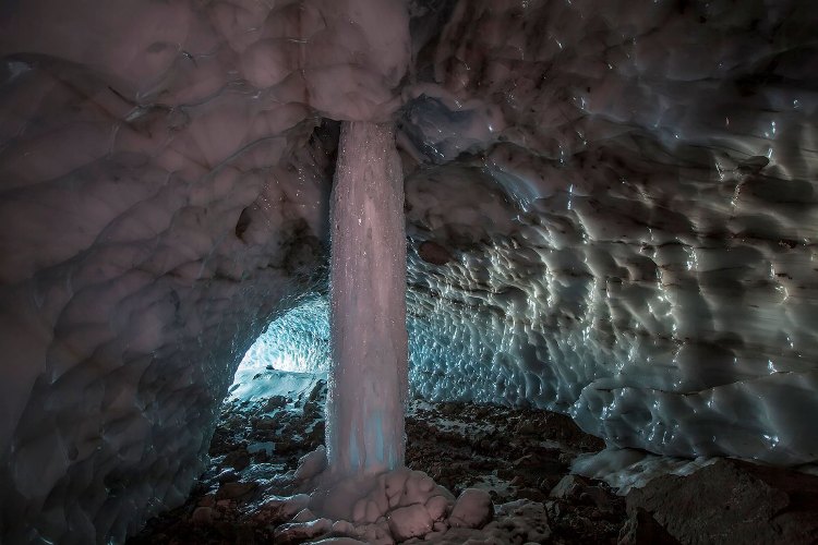 Водопады льда
Замороженный водопад около 30 метров высотой был заснят в декабре 2013 года внутри Чистой выдумки. Он образовался из воды, что просачивалась сквозь трещины во льду, пока не образовалось отверстие около 6 метров диаметром. Согласно Макгрегору, эта дыра разрастется до 60 метров к лету 2015 года и приведет к обрушению входа в пещеру.