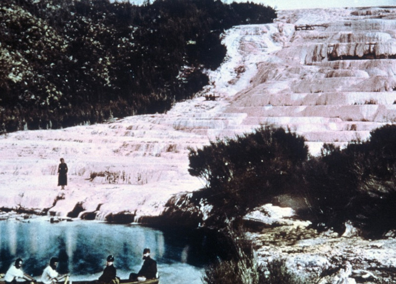 Розовые и Белые террасы, Новая Зеландия
Террасы на озере Ротомахана долгое время считались одним из чудес природы Новой Зеландии. Террасы сформировали горячие геотермальные воды, ниспадавшие по склону холма. Вода оставляла слои кремнезема, который впоследствии и образовал террасы. В 1886 году в результате извержения вулкана Таравера террасы были разрушены. На месте террас образовался кратер глубиной более 100 метров, со временем превратившийся в новое озеро Ротомахана.