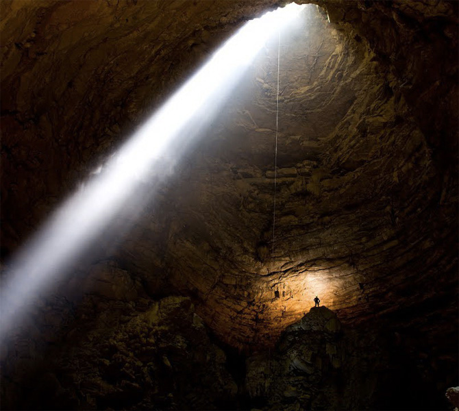 Первый вход в пещеру расположен на высоте около 2250 м над уровнем моря в урочище Орто-Балаган. Второй вход в пещеру, который был обнаружен в августе 2014 года, расположен на 3 метра выше первого.