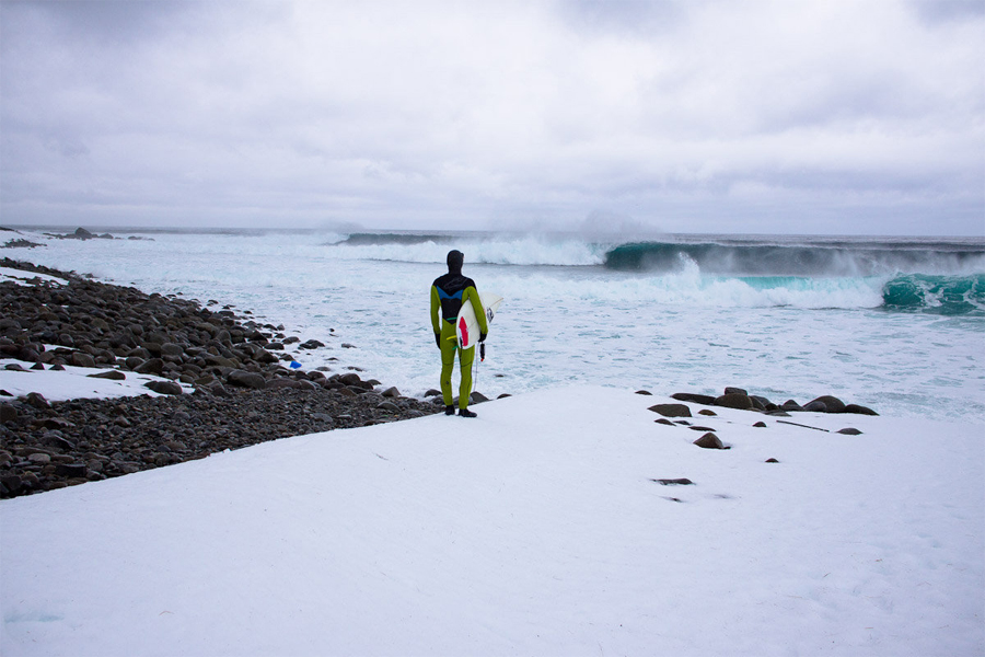 Рейкьявик, Исландия
Туры сюда устраивает популярная серф-команда Arctic Surfers. Волны у берегов Исландии приносили неприятности еще викингам, так что, этот спот можно рекомендовать только профессионалам. Рядом с побережьем расположен приятный и недорогой отель Ion Luxury Adventure: в 15 минутах ходьбы от него — горячие источники и тлеющий вулкан. Стоимость дня проживания и серфа довольно невысока и составляет около пятиста долларов в день.