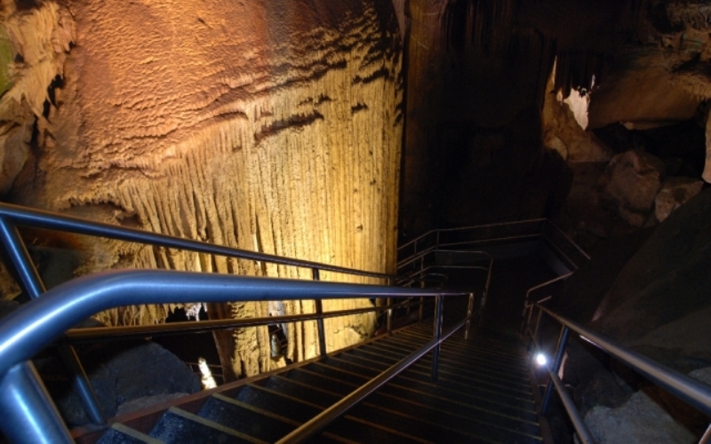 Национальный парк «Мамонтова пещера», Кентукки 
Мамонтовы пещеры в одноименном парке – это огромный пещерный комплекс со своими коридорами, лабиринтами, реками и даже озерами. Свое название они получили из-за гигантских размеров – мамонты никогда не жили в этих местах.