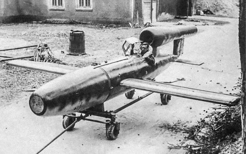 V-1 Reichenberg
Фау-1 «Самолет-снаряд» был, можно сказать, предшественником современных баллистических ракет – он имел какой-никакой автопилот и зачатки функции наведения на цель. В изначально  беспилотном Рехенберге позже решено было сконструировать одноместную кабину. Пилоты самолета-снаряда по сути являлись камикадзе и должны были подписывать документ, подтверждающий, что они осознают, что идут на самоубийственное задание. 