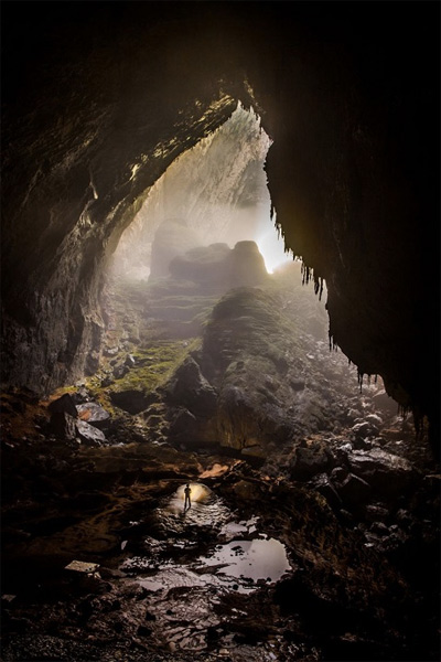 За счет разницы температур движущихся воздушных масс в пещере образуются туманы и облака.