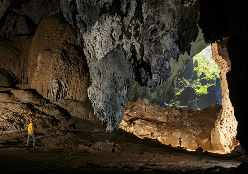 Возраст пещеры ученые оценивают в чуть больше двух миллионов лет. Поскольку пещера все это время была изолирована от воздействия внешнего мира, в ней сформировался свой микроклимат.