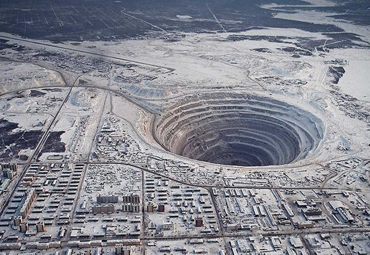 Мир, Россия
Месторождение алмазов, открытое в 1955 году, до 2001 года разрабатывалось открытым способом. В 2009 году добычу начали вести на подземном руднике. Карьер имеет глубину 525 метров и диаметр 1,2 км.