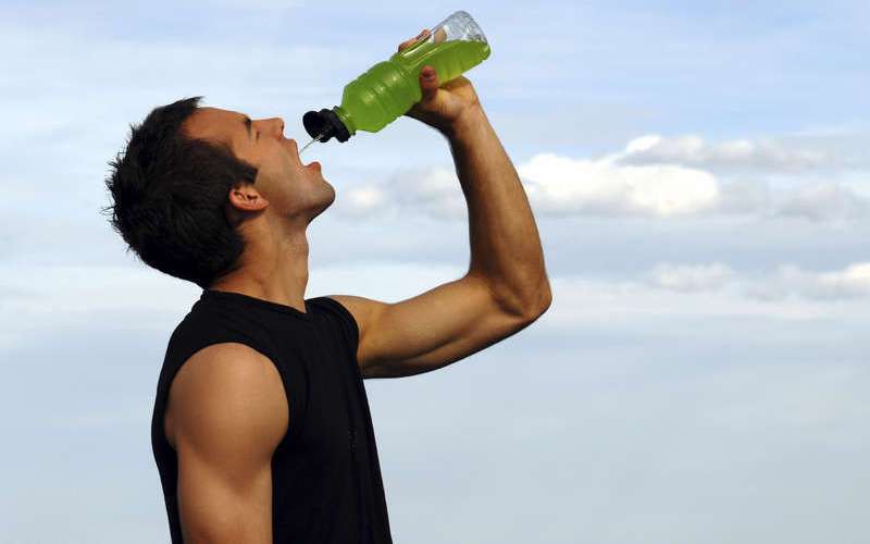 Не налегайте на воду
Нет, пить во время бега можно, но понемногу. Тело на самом деле работает лучше в условиях незначительного обезвоживания – до 2% от массы тела. Мозг отвечает на угрозу обезвоживания тем, что ускоряет циркуляцию крови, тем самым позволяя мышцам работать более эффективно. К тому же, спортсмены гораздо чаще сталкиваются с проблемой избытка питья, вызывающего серьезное нарушение в организме – гипонатриемию.