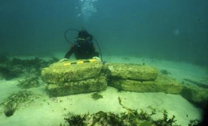 Дварка, Индия
Древний Дварка располагался на берегу реки Гомти. Считается, что в результате определенных событий он погрузился под воду. Руины были обнаружены в 2000 году на глубине 35 метров в Камбейском заливе. Возраст некоторых поднятых артефактов датируется 7500 годом до н.э.