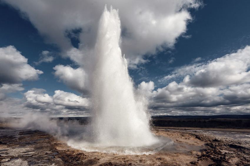 Большой Гейзер, Исландия
Расположен гейзер в долине в заковыристым названием Хёйкадалюр. Гейсир извергается редко, и по несколько лет может находиться в спящем режиме. В период активности он выбрасывать горячую воду на высоту до 60 метров.