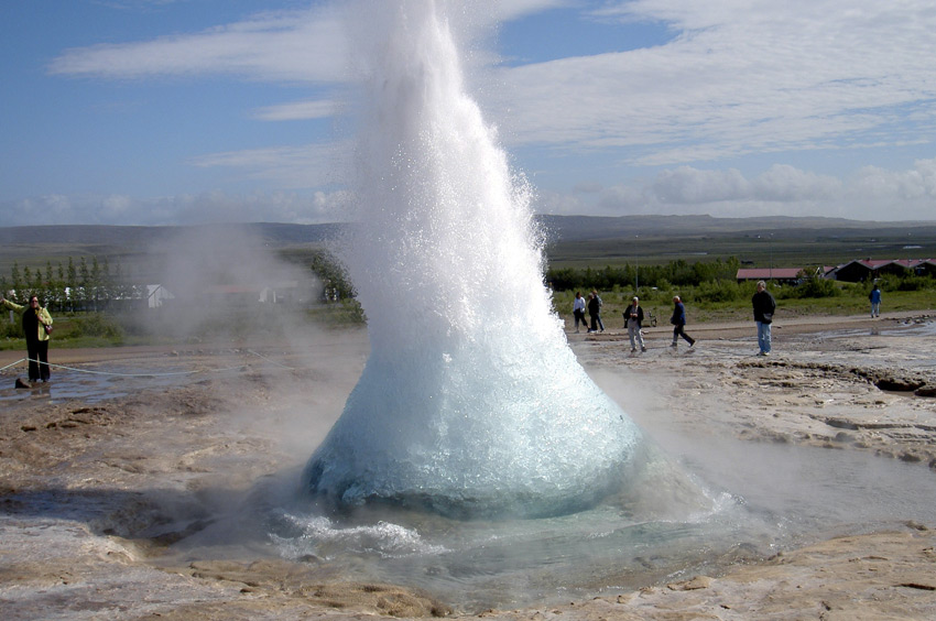 Строккюр, Исландия 
Гейзер находится в геотермическом районе около реки Хвитау. Извергается он каждые 4-8 минут. Высота струй колеблется в пределах 15-20 метров. Иногда гейзер устраивает настоящее природное шоу, выбрасывая воду и пар три раза подряд.