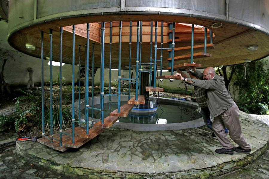 Двигающийся дом
73-летний архитектор из Чехии, Богумил Лхота, построил дом, способный подниматься над землей. Попасть в него можно только после некоторых физических усилий.
