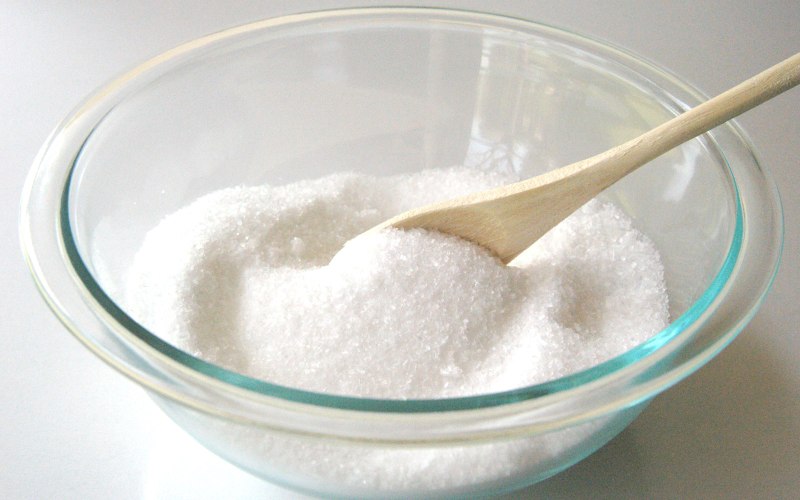 Соль
Вы никогда не найдете соли с истекшим сроком годности, так как, технически, это даже не продукт питания, а минерал. Как и сахар, она имеет тенденцию поглощать влагу и способна превратиться в цельную глыбу, но при этом абсолютно не теряет свои полезные свойства. Крайне важно иметь запас этого продукта дома, так как соль используется не только в качестве специи, но и в консервировании других пищевых продуктов, в медицине и даже в производстве мыла.