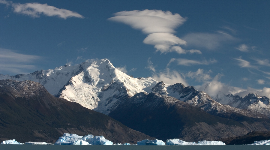 Северная Патагония
Чили
Тропические леса сочетаются здесь с ледниками, фьордами и горячими источниками. Северная Патагония — один из самых интересных ландшафтов мира. Сейчас это наиболее малонаселенный район Чили, попасть сюда очень непросто, но дело того действительно стоит.
