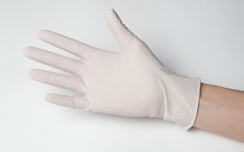 Перчатки
Латексные перчатки спасут вас от нежелательной инфекции. Вы вполне можете оказывать кому-то неотложную помощь, даже не подозревая о его болезни. Зачем рисковать? Наденьте перчатки и дело с концом.