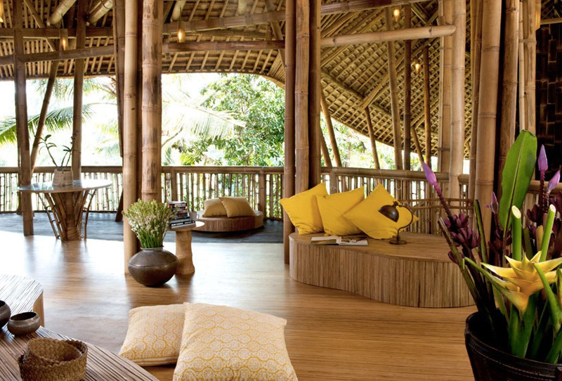 Самой масштабной работой команды дизайнеров является бамбуковый отель. Конструкция в несколько этажей превосходно вписывается в пейзаж и дает возможность воссоединиться с природой, не теряя связь с окружающим миром.