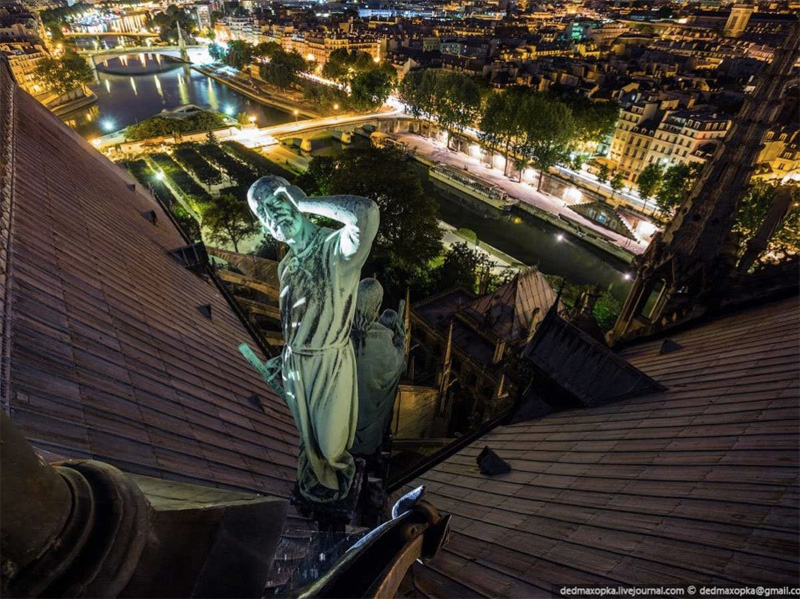 Ночью по фасаду и трубам парни забрались на крышу Собора Парижской Богоматери.
