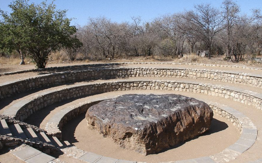 Гоба
Где: Африка
Вес: 60 тонн 
Самый большой метеорит, когда-либо найденный на Земле, лежит в Намибии, недалеко от фермы Гоба-Уэст. Согласно подсчетам ученых, упал он примерно 80 тысяч лет назад. Обнаружили его в 1920 году возле Гротфонтейна. На 84 % метеорит состоит из железа, на 16 % — из никеля с небольшой примесью кобальта. Рядом в местом расположения метеорита открыт туристический центр.